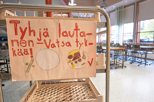 Tyhjä lautanen, vatsa tykkää -juliste Marjalan koulun ruokalassa.