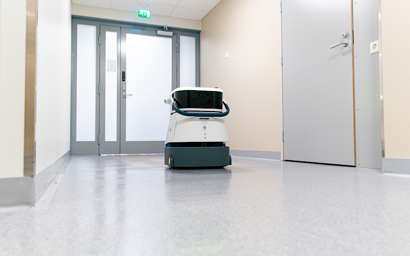 Siivousrobotti otettu innolla käyttöön Liperin terveysasemalla