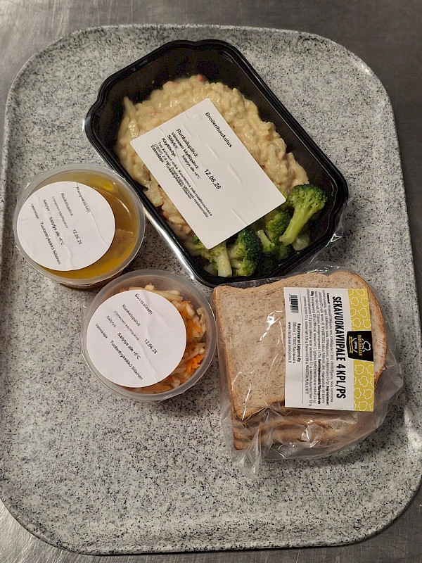 Yhden päivän kotipalveluateriakokonaisuus sisältää pääruuan, tuorepalan tai salaatin sekä jälkiruuan. Asiakkaan niin halutessa mukaan lisätään myös leipäannos.